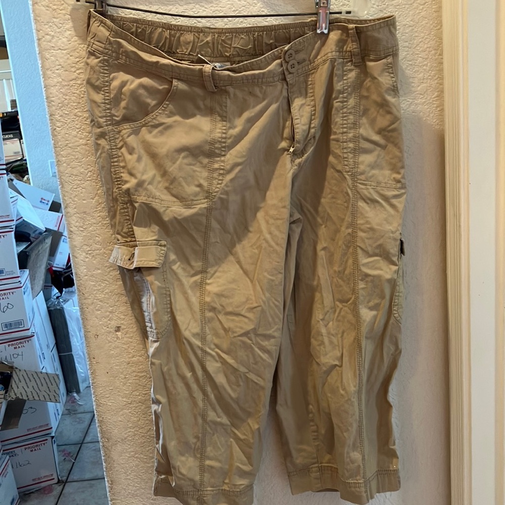 FINAL MARKDOWN Duo maternity capris medium